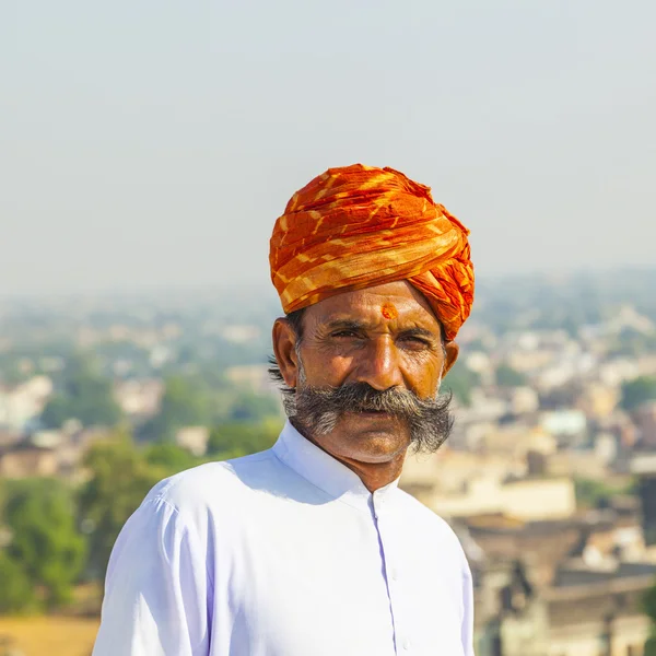 Rajasthani Mann mit leuchtend rotem Turban und buschigen Schnurrbart posiert f — Stockfoto