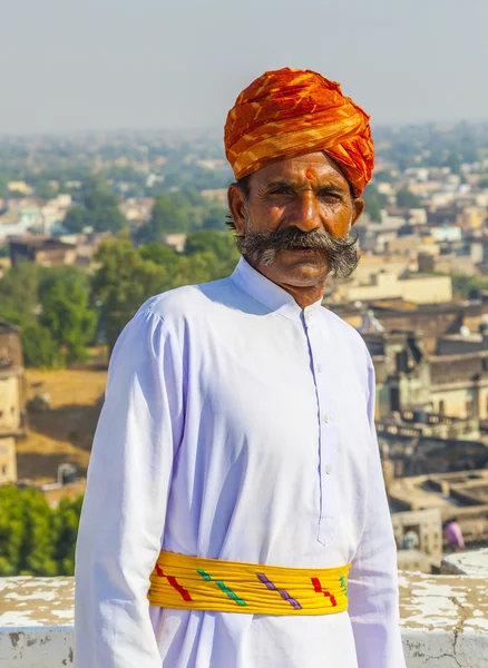 Parlak kırmızı Türban ve gür bıyıklı adam Rajasthani f teşkil etmektedir. — Stok fotoğraf