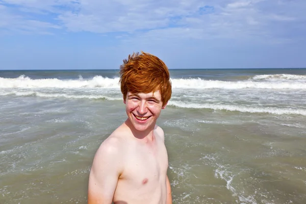 Ragazzo gode le onde del mare — Foto Stock