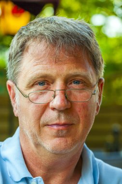 okuma gözlüğü ile adam