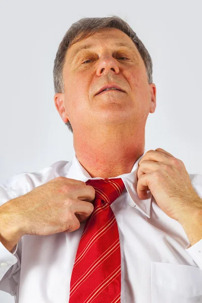 Бизнесмен, повязывающий галстук — стоковое фото