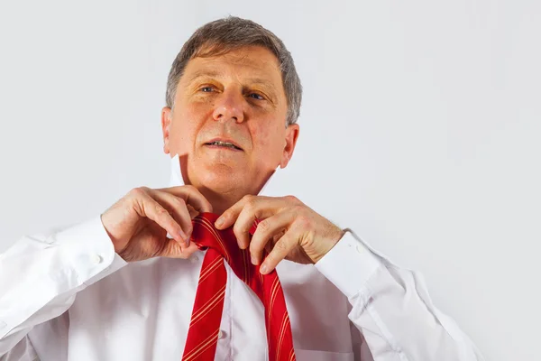 Business man binding his tie — Stock Photo, Image