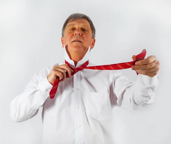 Homem de negócios vinculando sua gravata — Fotografia de Stock