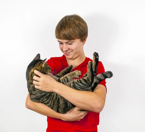 Menino abraçando com seu bonito gato — Fotografia de Stock