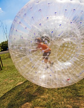 çocuk eğlence zorbing top vardır.