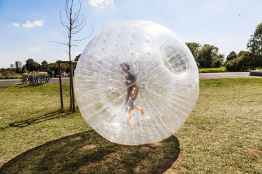 çocuklar eğlenin zorbing topu