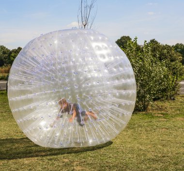 çocuklar eğlenin zorbing topu