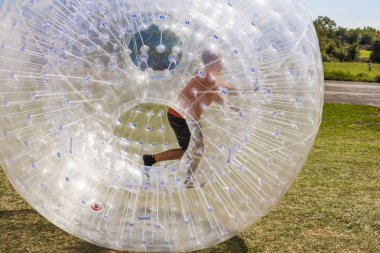 çocuk eğlence zorbing top vardır.