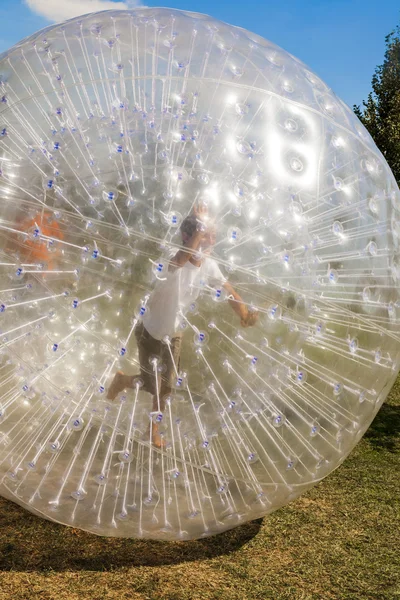 Barnen har roligt på zorbing bollen — Stockfoto