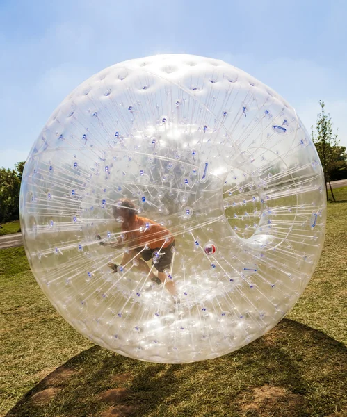 Dziecko ma zabawy w Kula zorbing — Zdjęcie stockowe