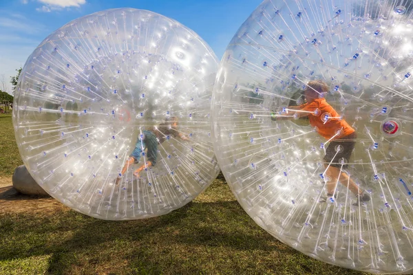 Crianças se divertir no Zorbing Ball — Fotografia de Stock