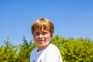 hayat mavi gökyüzü altında mutlu boy gülümseyerek sahiptir