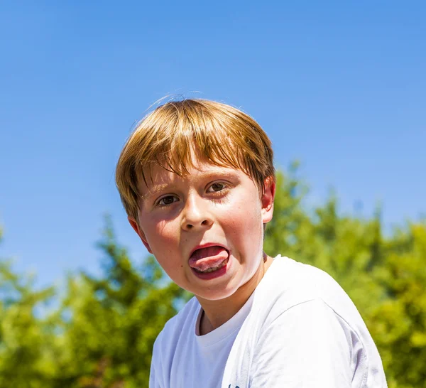 Happy smiling boy enjoys life under blue sky — Stock Photo, Image