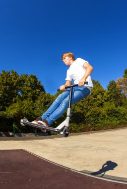 çocuk onun scooter ile atlama