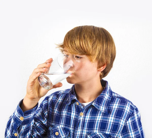 Junge trinkt Wasser aus einem Glas — Stockfoto