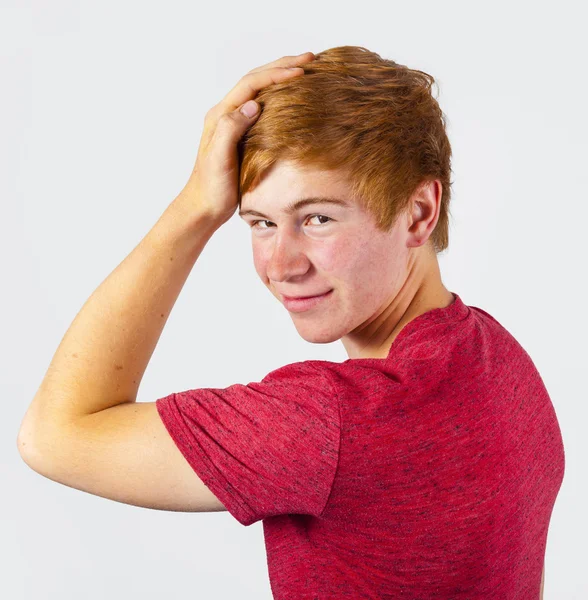 Mignon garçon avec des cheveux roux en studio — Photo