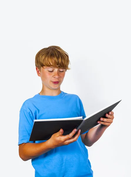 Adolescente guapo, leyendo, aislado en blanco, plano de estudio — Foto de Stock