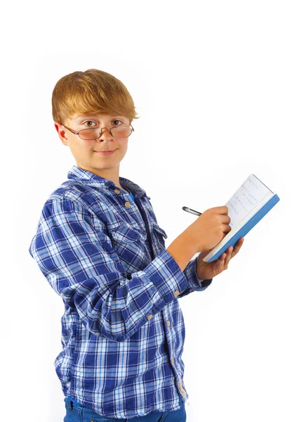 Menino inteligente feliz está lendo em um livro — Fotografia de Stock