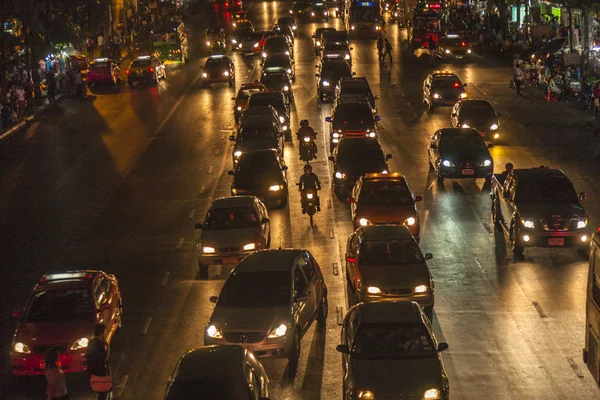 Verkehr auf der Bundesstraße in Bangkok in der Nacht — Stockfoto