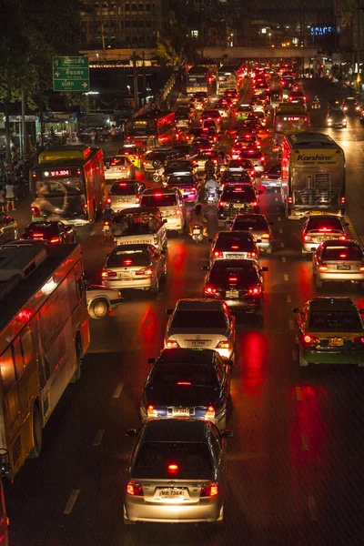 Tráfico en Main Road en Bangkok por la noche —  Fotos de Stock