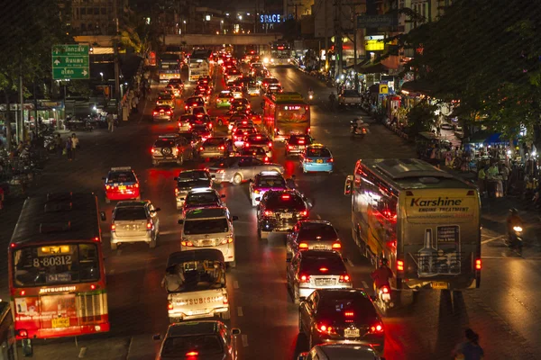 Verkehr auf der Bundesstraße in Bangkok in der Nacht — Stockfoto