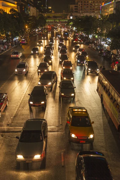 Κυκλοφορίας σε κεντρικό δρόμο στην Μπανγκόκ το βράδυ — Φωτογραφία Αρχείου