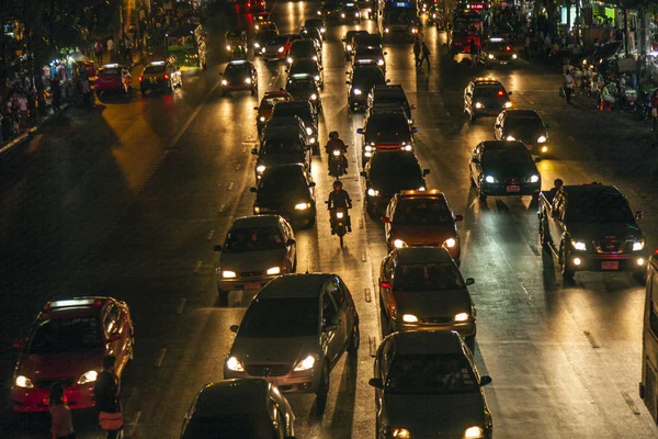 Tráfico en Main Road en Bangkok por la noche — Foto de Stock