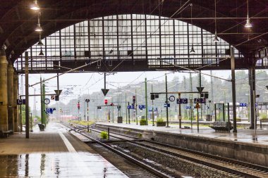 Raylar ve sinyal lambaları Wiesbaden'da merkez tren istasyonu