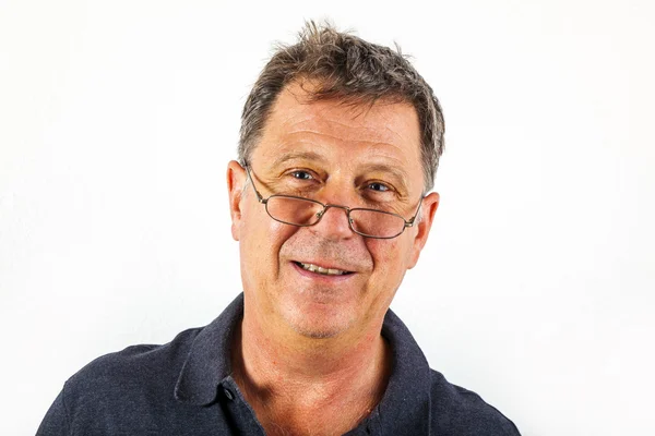 Guapo sonriente hombre en negro ocio camisa —  Fotos de Stock