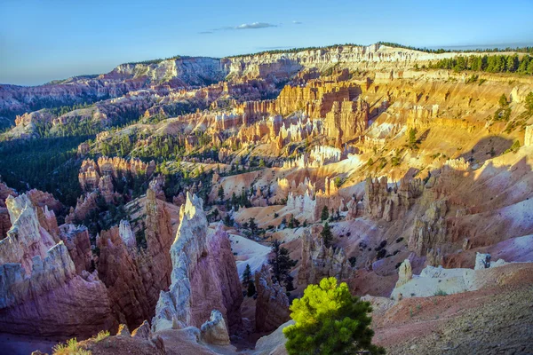 Bela paisagem em Bryce Canyon com forma de pedra magnífica — Fotografia de Stock