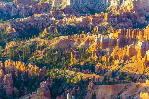 Krásná krajina v bryce canyon s nádhernými kamenná forma — Stock fotografie