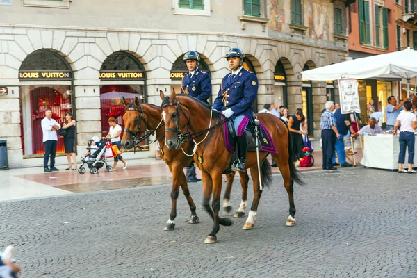 Policenmen με τα άλογα παρακολουθούν το τοπίο στην είσοδο του το — Φωτογραφία Αρχείου