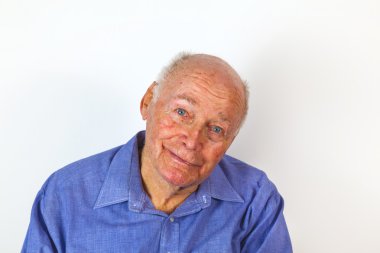 mutlu bir sandalyede oturan yaşlı bir adam