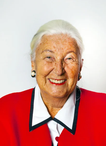 Retrato de mujer mayor atractiva sonriente —  Fotos de Stock