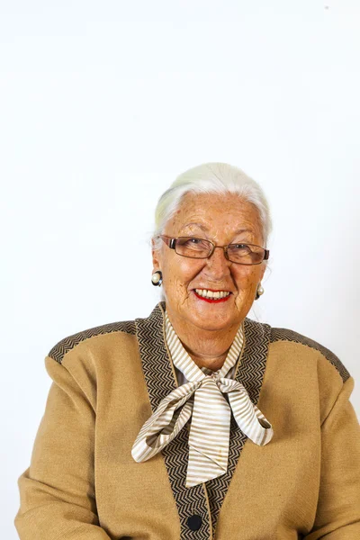 Retrato de mujer mayor atractiva sonriente — Foto de Stock