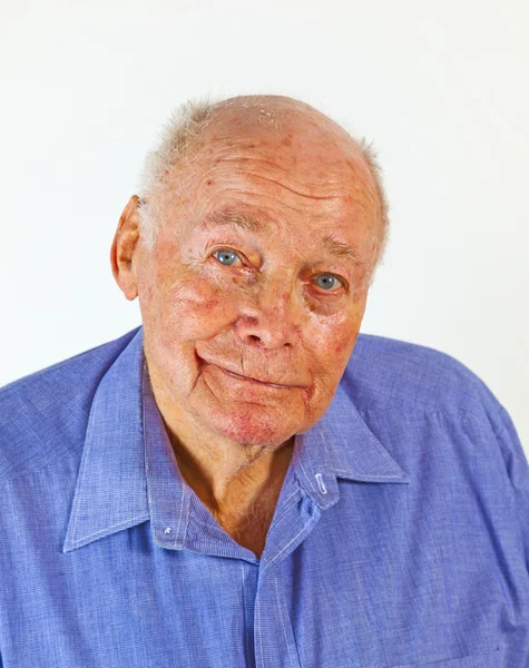 Gülümseyerek mutlu bir yaşlı adam portresi — Stok fotoğraf