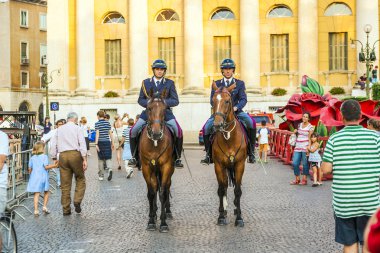 policenmen atları ile girişine sahne izle