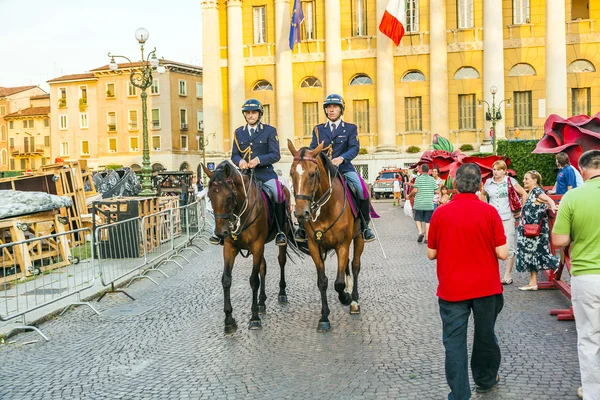 Policenmen met paarden kijken naar het landschap bij de ingang van de — Stockfoto