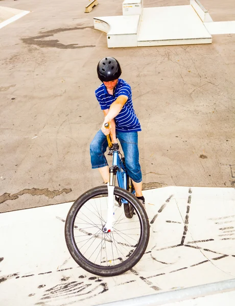 Junge fährt mit Fahrrad im Skatepark — Stockfoto