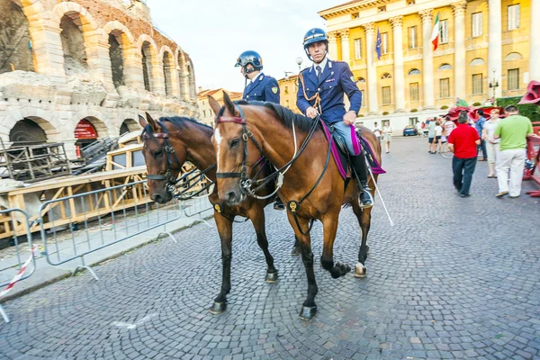 Poliziotti con cavalli osservano il paesaggio all'ingresso del — Foto Stock