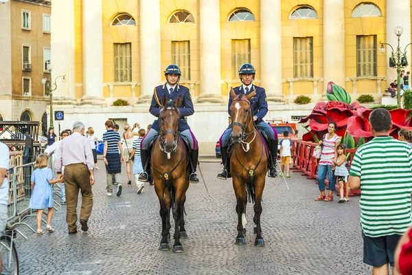 Policenmen with horses watch the scenery at the entrance of the — Stock Photo, Image
