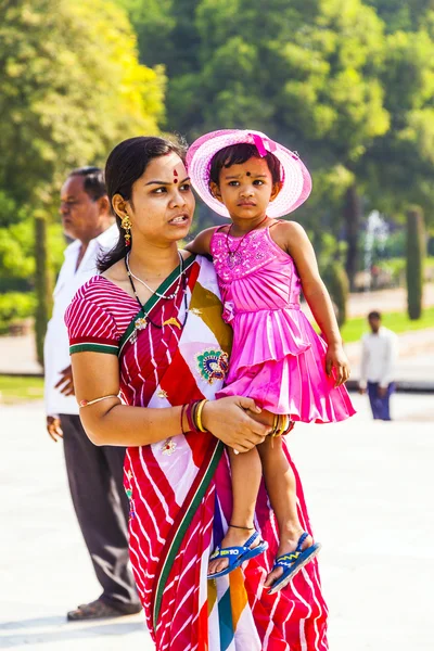 Moeder met haar kind bezoek de taj mahal in agra, india — Stockfoto