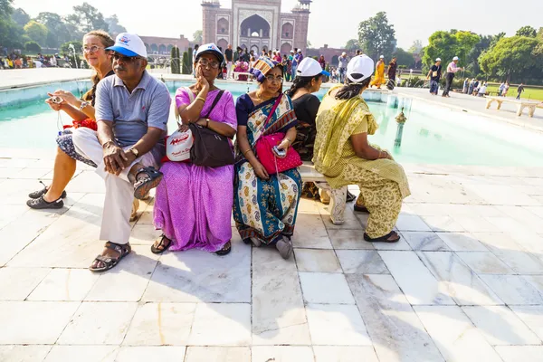 Besuchen taj mahal in agra und erholen sich auf einer bank, indien — Stockfoto