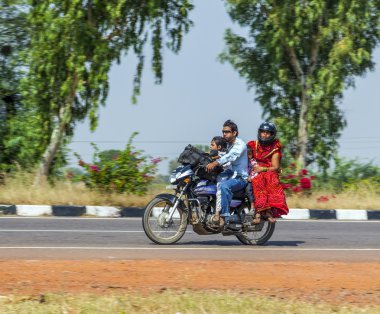 Anne, baba ve küçük çocuk scooter ile meşgul Merhaba sürme