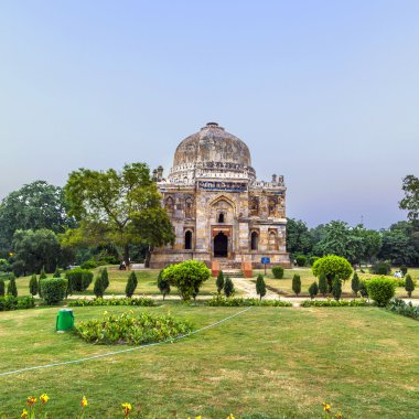 Lodi bahçeleri. İslami mezar (Bara Gumbad) çevre düzenlemesi garde ayarla