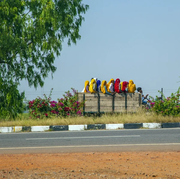 ΤΑΞΙΔΙ με χερσαία ΛΕΩΦΟΡΕΙΑ σε αυτοκινητόδρομο jodhpur — Φωτογραφία Αρχείου