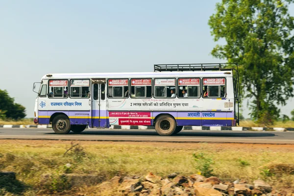 Viaggiare in autobus via terra all'autostrada Jodhpur — Foto Stock