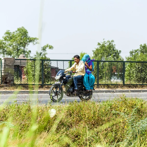 Moeder, vader en klein kind rijden op via drukke scooter hi — Stockfoto