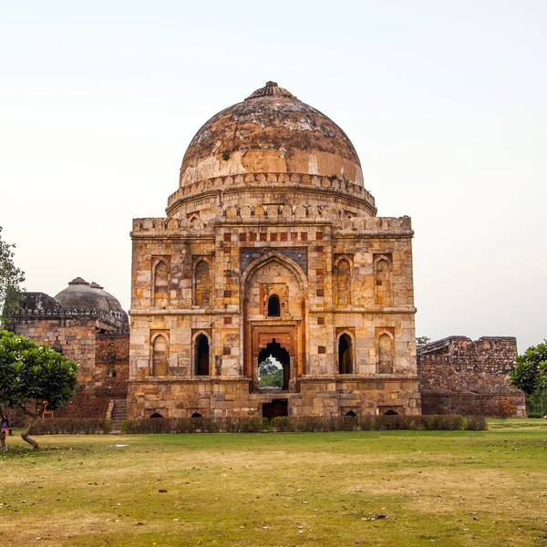 Lodi Gardens. Tombeau islamique (Bara Gumbad) situé dans une garde paysagère — Photo