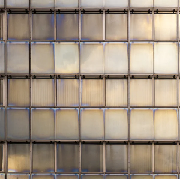 Reflet du ciel et des nuages dans une façade d'un gratte-ciel — Photo